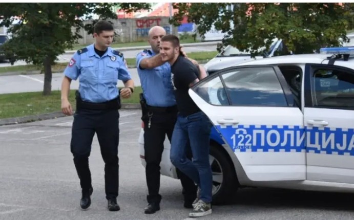 Nakon brutalnog napada na policiju u Banjaluci: Mihajlo Jović u pritvoru, Radoslavu mjere zabrane