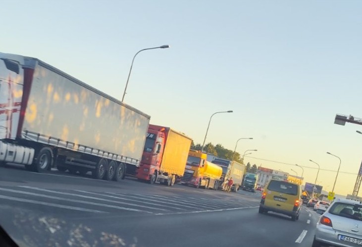 Nastao kolaps: Kamioni parkirani na putevima u Banjaluci