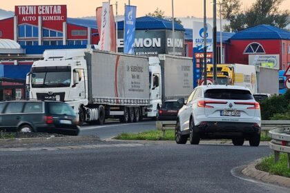 Potpuni kolaps na putevima u BiH: Kamioni parkirani na gradskim saobraćajnicama, magistralama, carinama i granicama