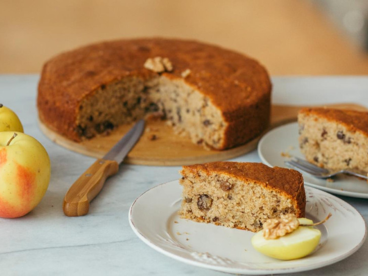 Recept dana: Kolač od jabuka s grožđicama i orasima