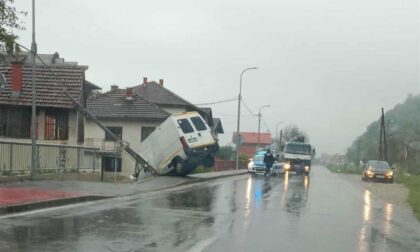 Pravo na radar! Kombi sletio sa kolovoza, ne zna se ima li povrijeđenih