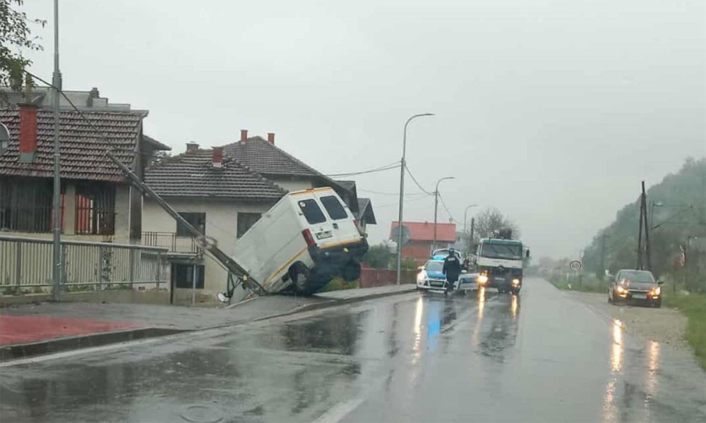 Pravo na radar! Kombi sletio sa kolovoza, ne zna se ima li povrijeđenih