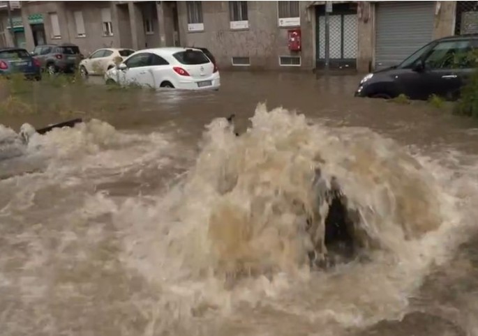 Stravične slike nevremena u Italiji: Metro poplavljen, na ulicama haos