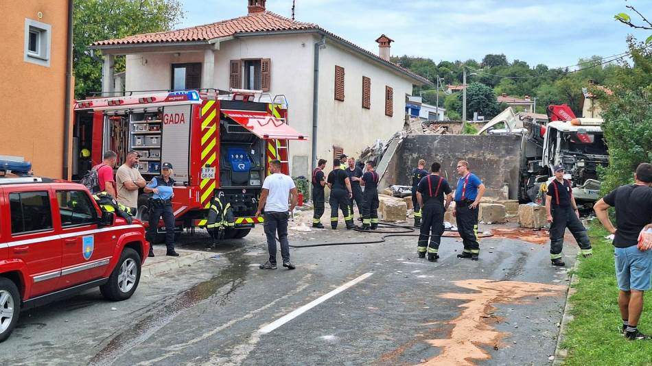 Nesreća u Sloveniji: Sudarila se dva kamiona, jedan udario u kuću, među povrijeđenima i državljani BiH