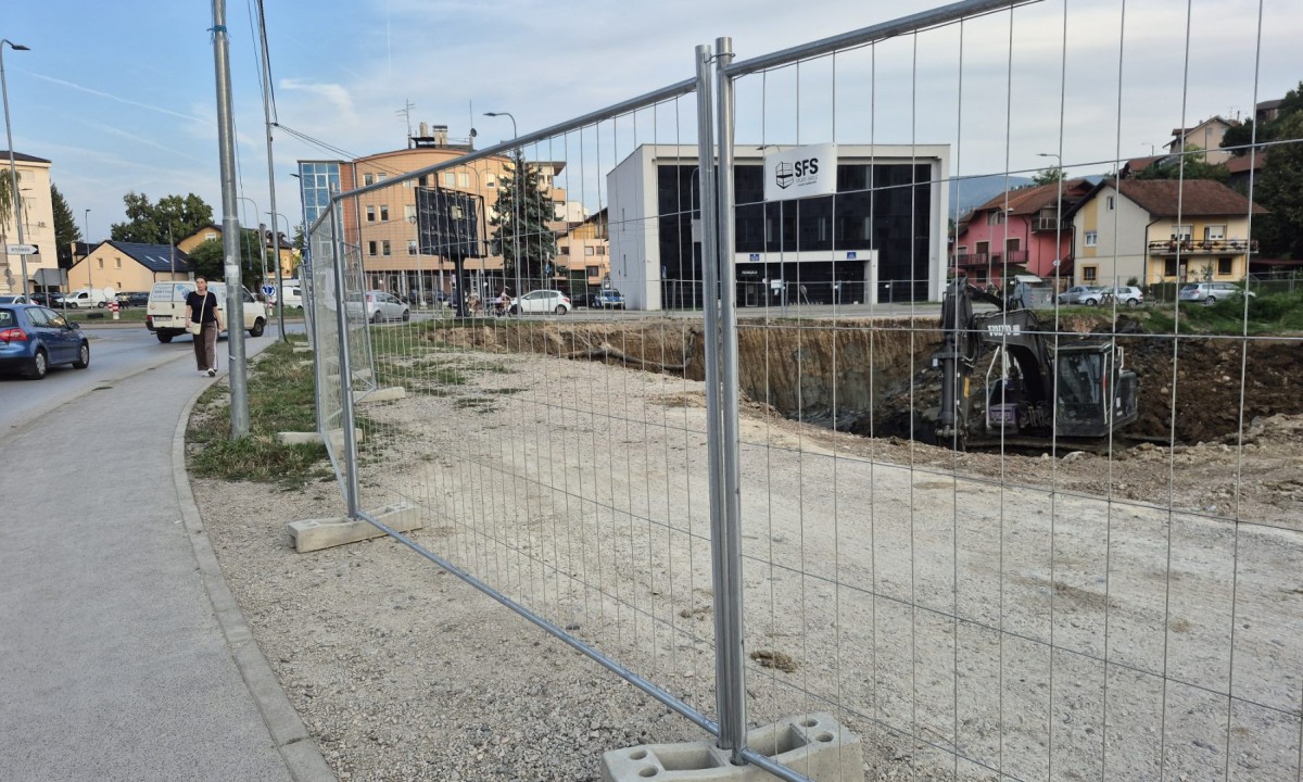 Uzalud se bunili na Laušu: Poznato ko gradi zgradu i benzinsku pumpu FOTO