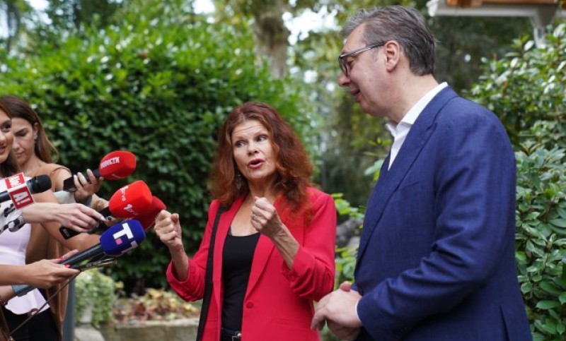 Razgovor uz kafu i krofne: Lider Srbije sa holivudskom glumicom Lolitom Davidović