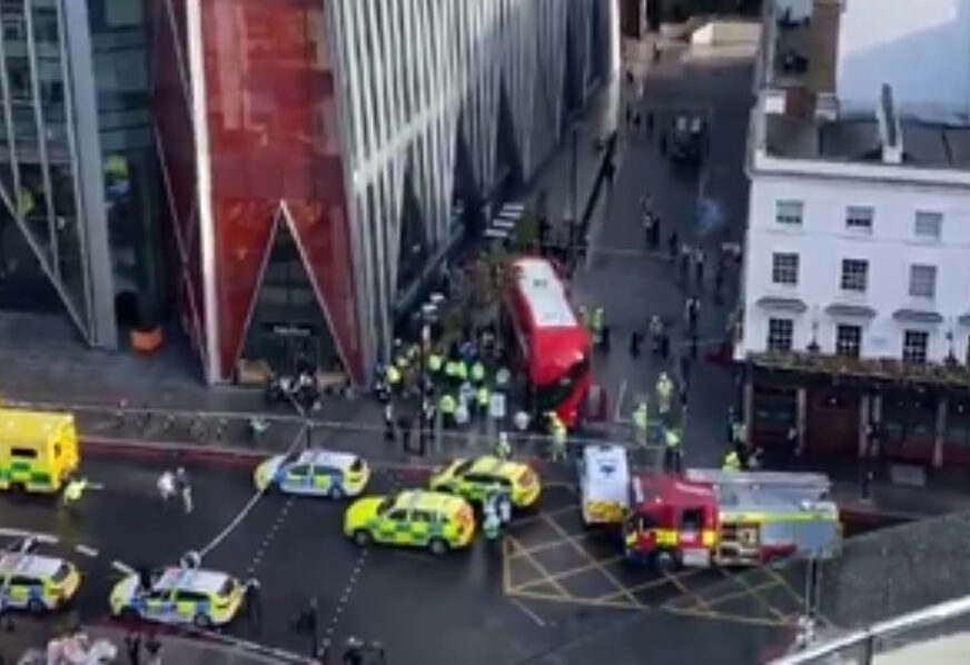 Policija pokrenula istragu o incidentu! Autobus se zakucao u pješake nasred prometne ulice