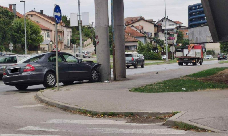 Saobraćajna nezgoda u Banjaluci: Automobil se zakucao u stub nadvožnjaka