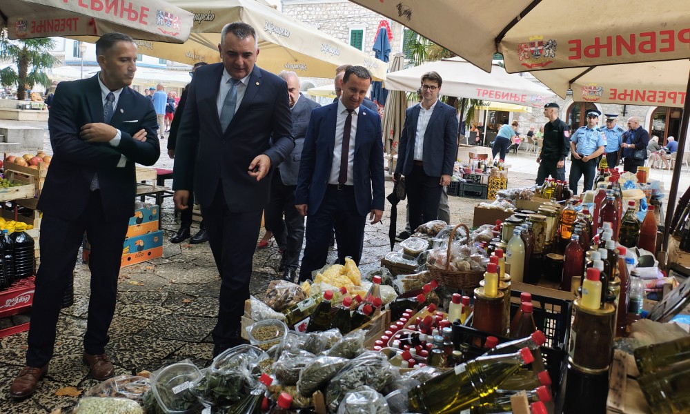 Premijer Minić u Trebinju: Posjetio tržnicu, odao poštu poginulim borcima