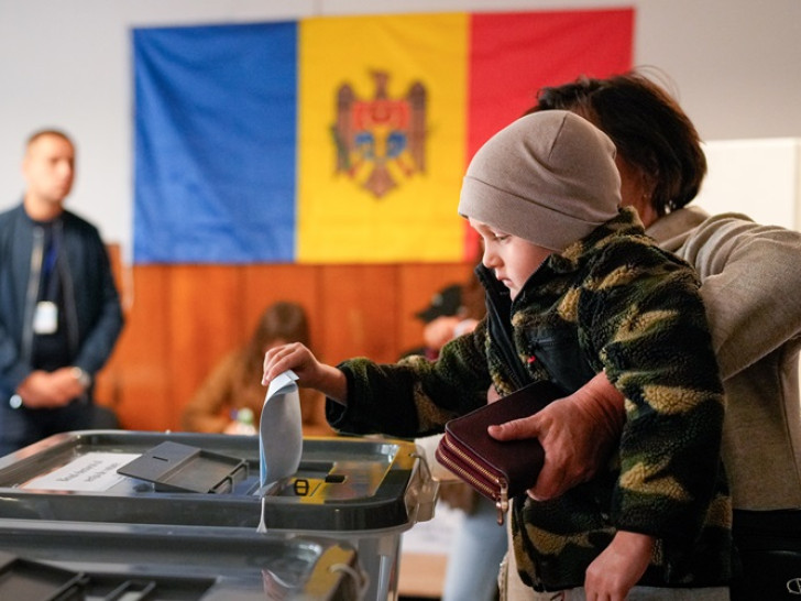 Protest ispred izborne komisije: Lideri stranaka opozicije proglasili pobjedu u Moldaviji