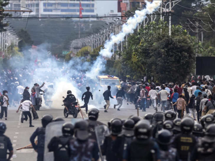 Policijski čas u Katmanduu: Vojska patrolira ulicama