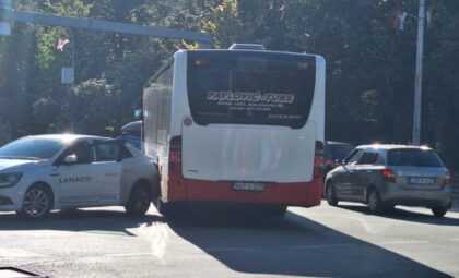Saobraćajka u centru Banjaluke! Sudar auta i autobusa kod Narodnog pozorišta RS