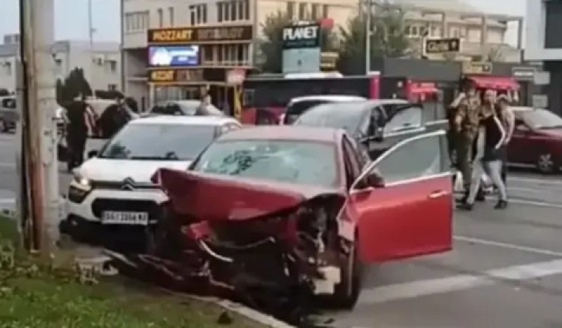 Uznemirujući prizori! Vozila uništena nakon sudara, povrijeđeni leže na ulici FOTO