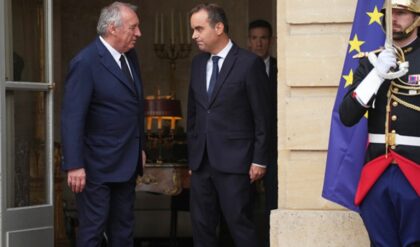 Primopredaja na ulazu u rezidenciju: Novi francuski premijer u podne preuzeo dužnost