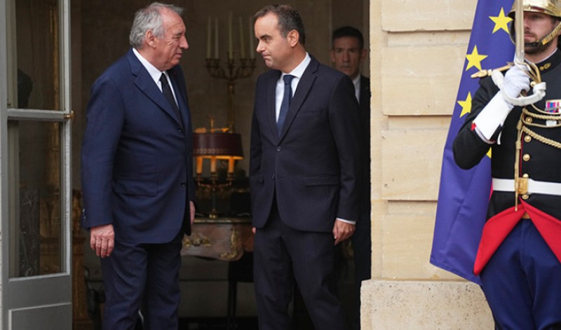 Primopredaja na ulazu u rezidenciju: Novi francuski premijer u podne preuzeo dužnost