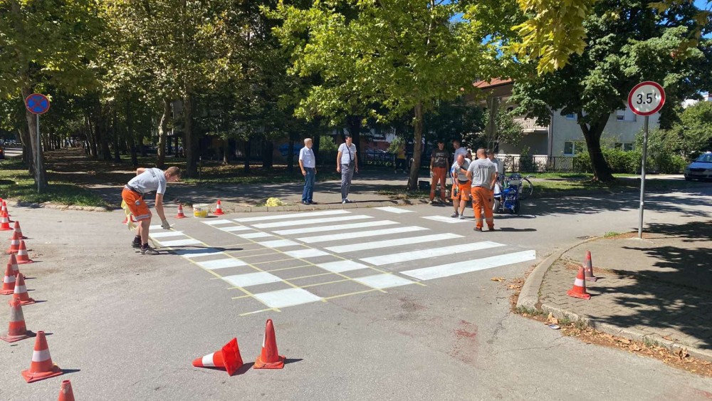 Na području grada: U toku iscrtavanje pješačkih prelaza hladnom plastikom