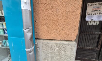 Džaba čuvar, kad i oluke uništiše! Stanari u banjalučkoj ulici stavili upozorenja FOTO