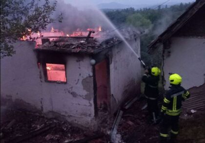 “Naša ekipa je još uvijek na terenu”: Izgorjela kuća u Palama, vatrogasci zatekli živo zgarište FOTO