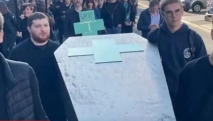 Mrtvački sanduci na ulicama: Marš demonstranata u Parizu, sve više uhapšenih