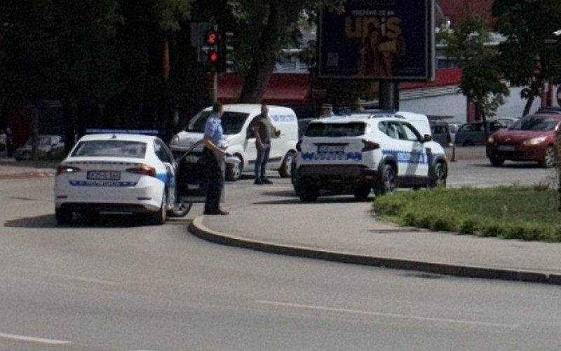 Nesreća u Banjaluci: U kružnom toku u centru grada udarena osoba na pješačkom prelazu