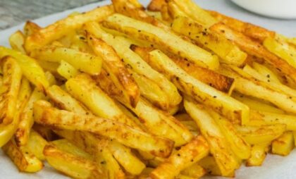 Obavezno probajte! Recept za najjednostavniji i najzdraviji pomfrit iz rerne – bez ulja!