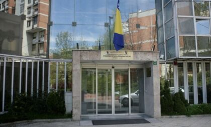 Radnici Poreske uprave se žale na mobing: Traže povećanje plata i klima uređaje