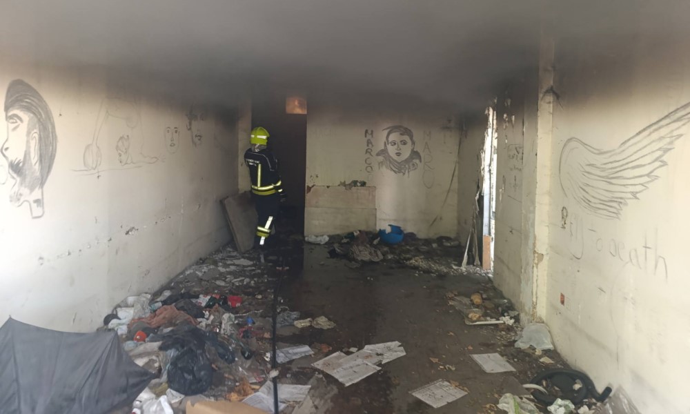 Vatrogasci bez odmora: Ponovo gorjela napuštena zgrada Građevinske škole u Banjaluci FOTO