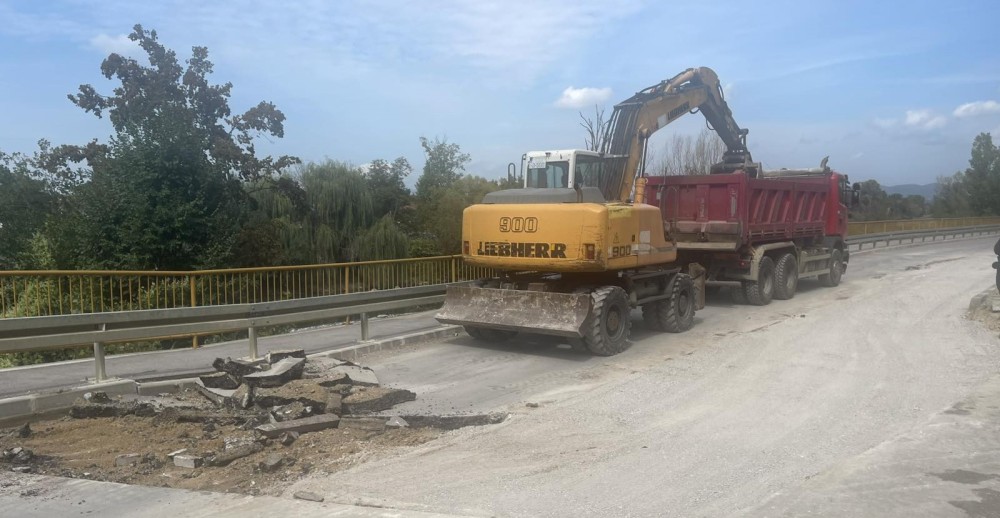 Radovi u Priječanima: U toku sanacija kolovoza u Hilandarskoj ulici i čišćenje kanala
