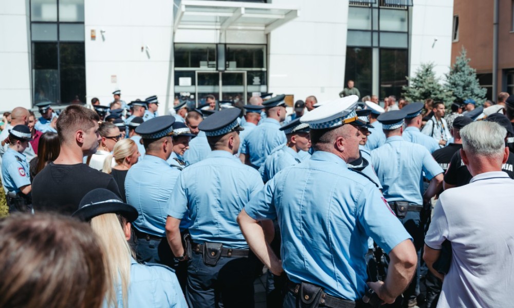 Podrška kolegama zbog Jovića: Banjalučki policajci protestovali pred sudom, traže pravdu FOTO/VIDEO