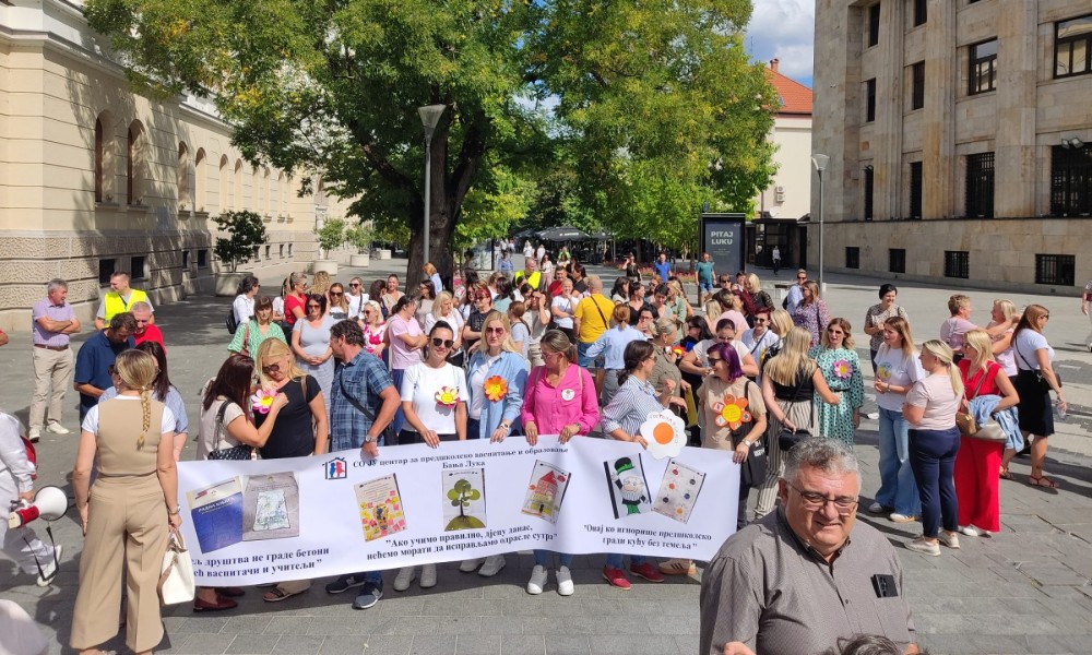 Ne žele više da čekaju: Vaspitačice na protestu u Banjaluci traže povećanje plata FOTO