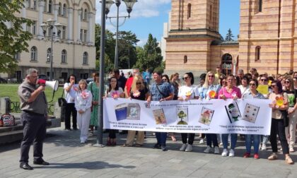 Poruke pred Gradskom upravom: Ljudi smo sa potrebama, dosta sa minimalcem FOTO