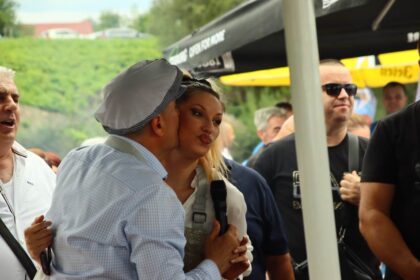 U Česmi počela “Krajiška Guča”: Rada Manojlović zabavlja goste, očekuje se i Baja Mali Knindža VIDEO