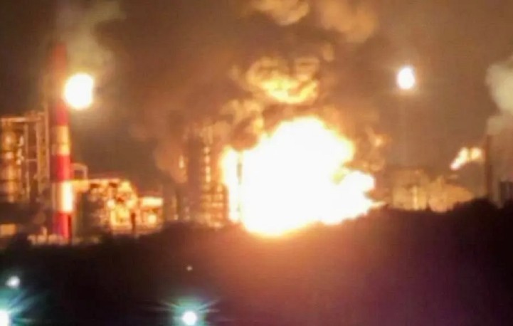 Ukrajina pogodila najveću rafineriju u Rusiji: Plamen obasjao nebo VIDEO