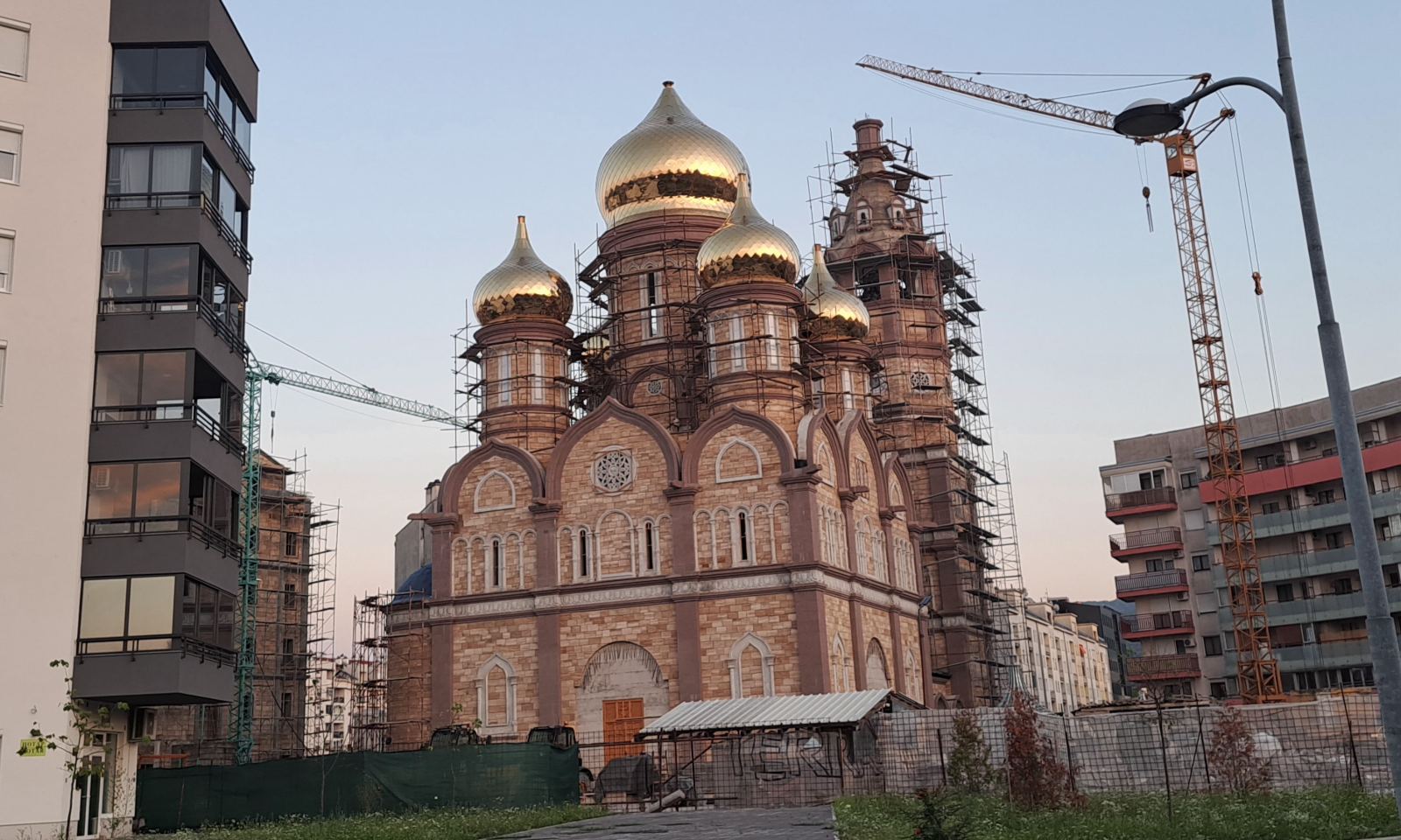 Hram u Banjaluci između zgrada: Struka kaže da je to uobičajena praksa