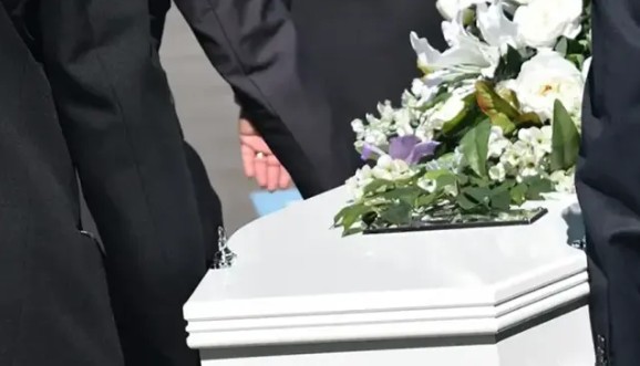 Majka ih udavila u kadi i zapalila stan: Scene sa sahrane dvije sestrice kidaju dušu