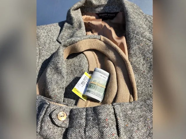 Kupovina iz snova: Platio polovan sako manje od 30 KM, a unutra našao pravo blago