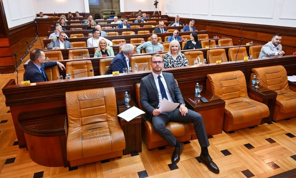 “Tresla se” rasvjeta, rodio se miš: Prekinuta sjednica banjalučke Skupštine