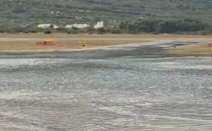 Kasne letovi: Velika količina kiše pistu na aerodromu pretvorila u jezero