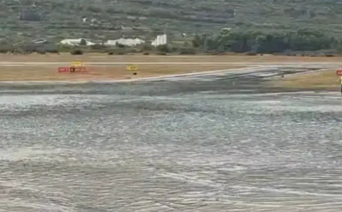 Kasne letovi: Velika količina kiše pistu na aerodromu pretvorila u jezero