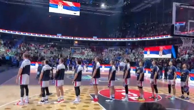 Skandal pred meč u Rigi: Ugašena srpska himna “Bože pravde”, evo šta su uradili Srbi u hali VIDEO