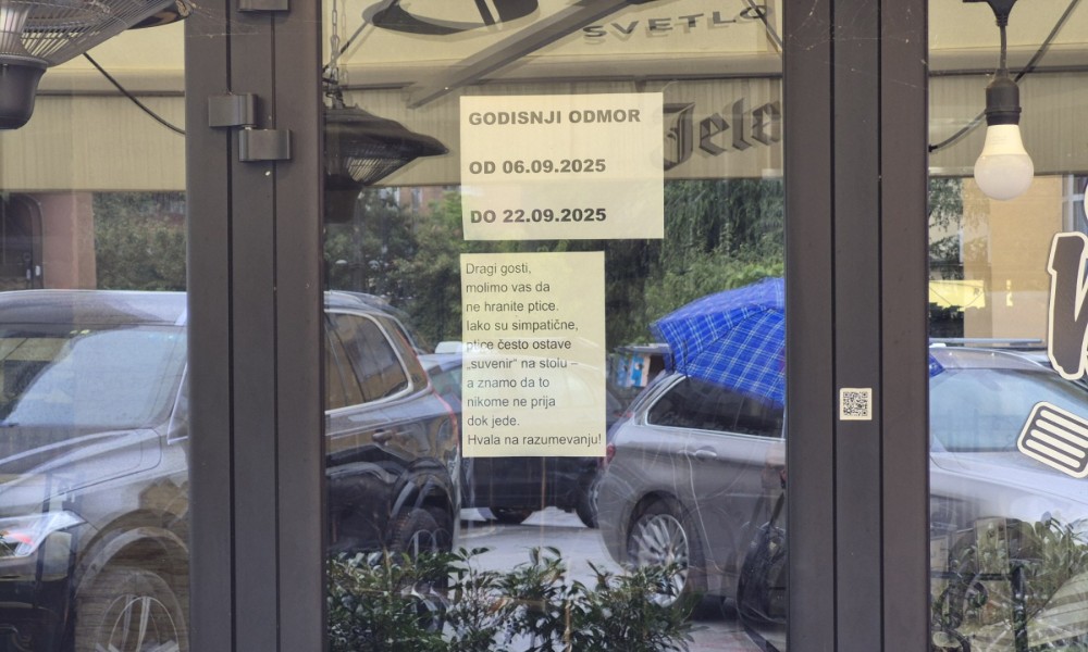 Sve zbog “suvenira na stolu”: Natpis na kafiću koji mami poglede FOTO