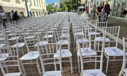 Gdje su i kada ćemo ih naći? Nepregledni niz praznih stolica u centru Banjaluke teži od svake riječi FOTO/VIDEO