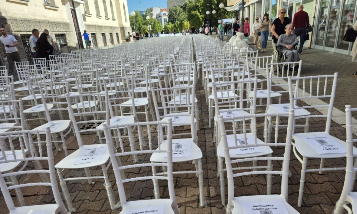 Gdje su i kada ćemo ih naći? Nepregledni niz praznih stolica u centru Banjaluke teži od svake riječi FOTO/VIDEO