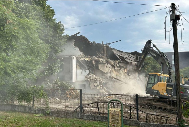 Bageri na terenu: Počelo rušenje stare Građevinske škole u Banjaluci VIDEO
