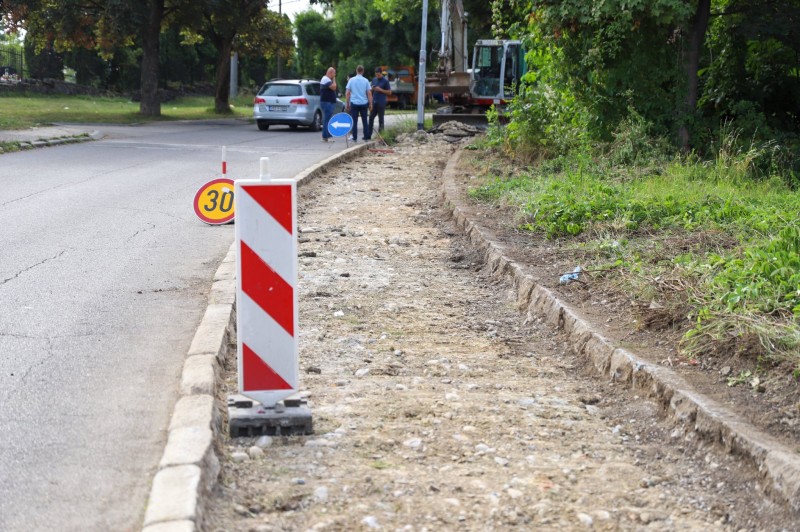Radovi u Banjaluci: U toku rekonstrukcija trotoara u Ulici Franca Šuberta