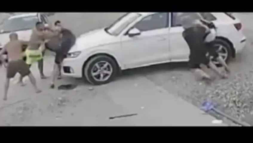 Nemilosrdno udarali jedni druge: Nastala opšta tuča zbog parkinga, sijevale i drvene motke