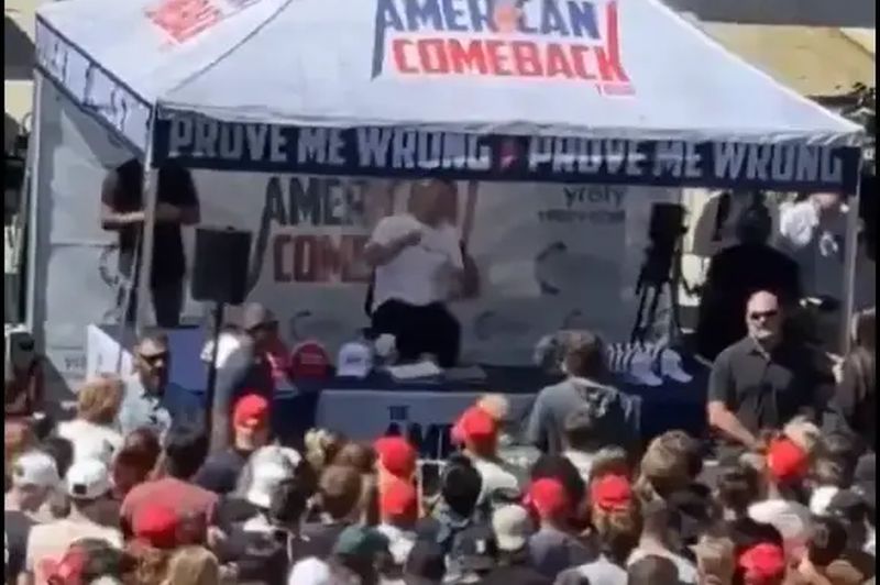 Objavljen prvi snimak: Upucan Trampov bliski saveznik tokom govora VIDEO