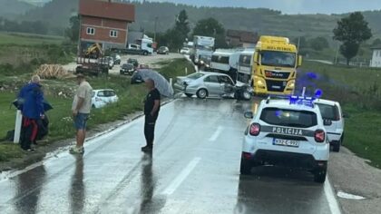 Teška nesreća u BiH: Auto smrskan, saobraćaj obustavljen