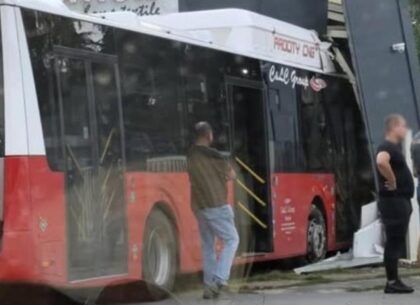 Nesvakidašnja saobraćajna nezgoda: Autobus uletio u lokal, pričinjena veća šteta