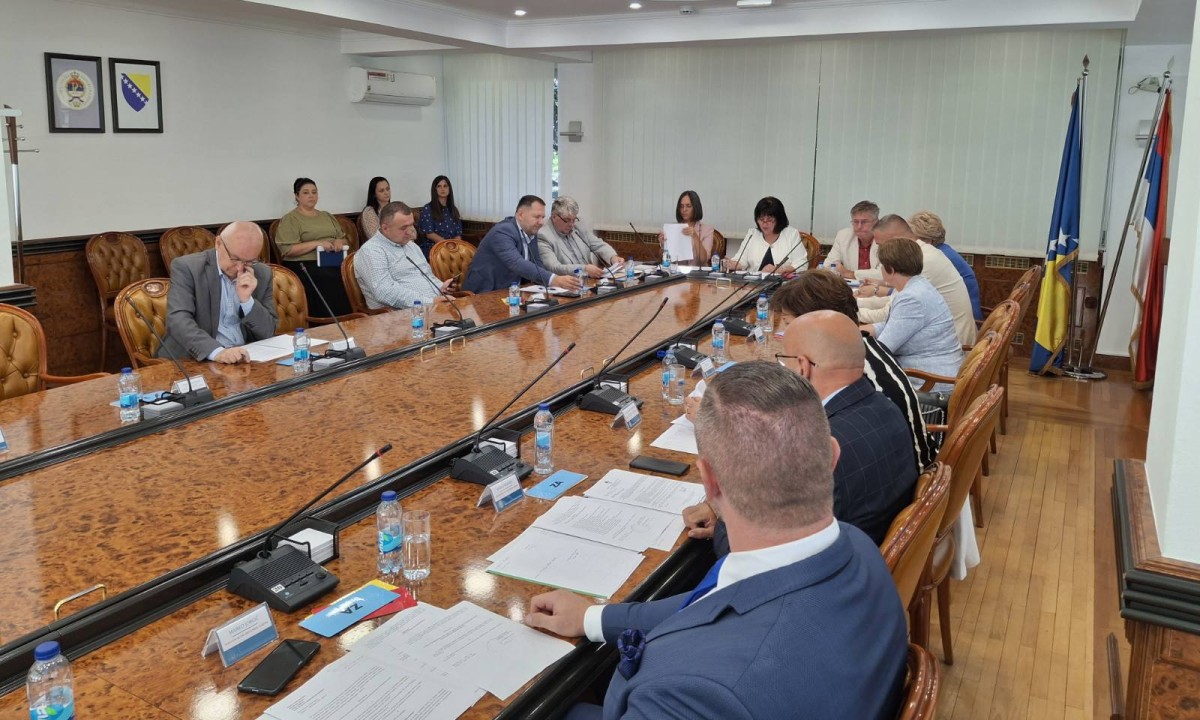 Incident na sjednici Vijeća naroda RS-a: Marjanac prijetio Mahmutoviću?